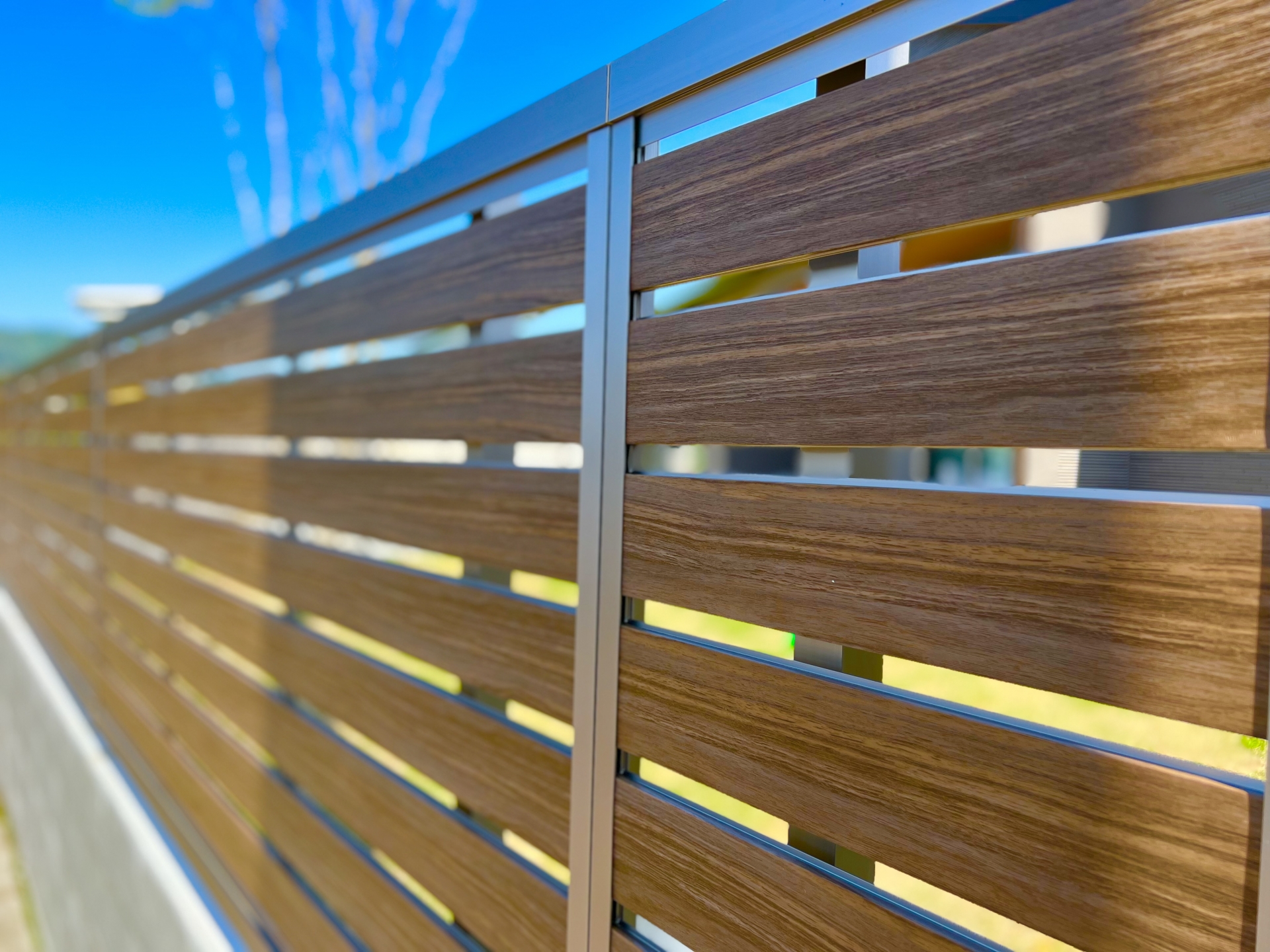 目隠しフェンス高さ2mの費用を徹底比較|相場と素材別価格一覧・選び方や工事内訳の解説 画像